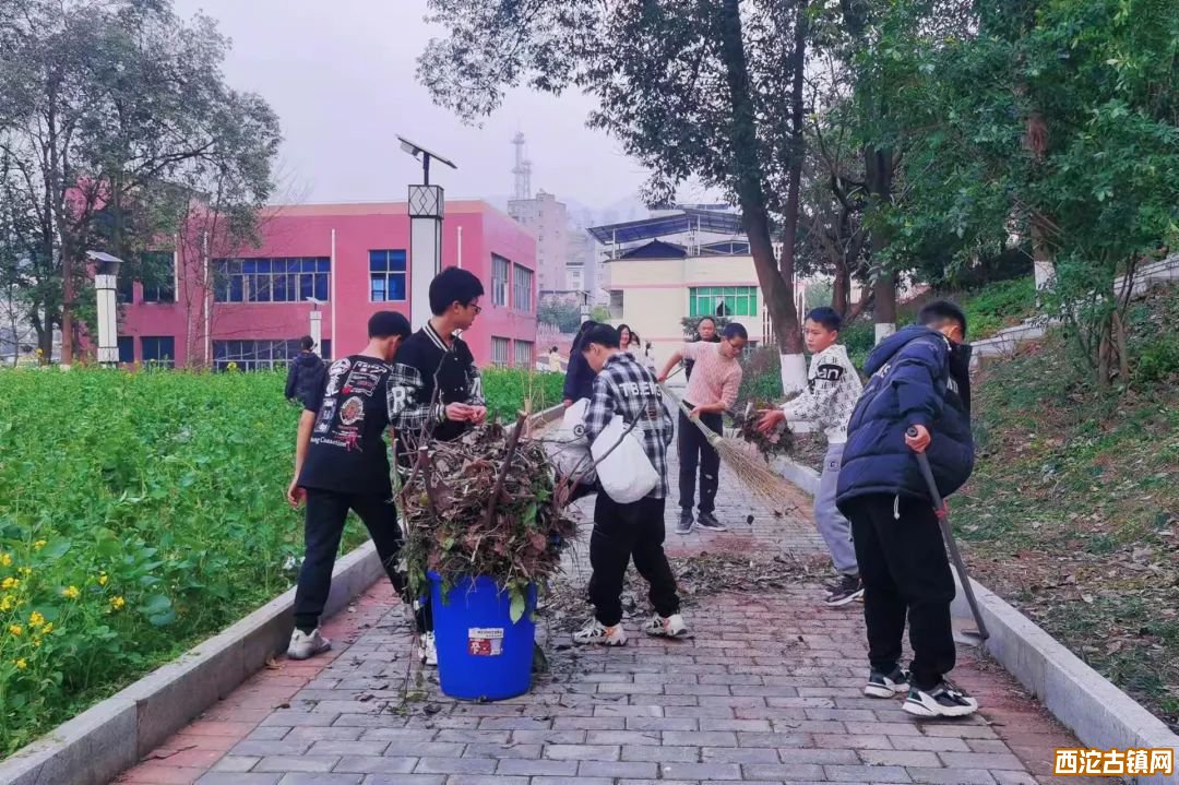 西沱中学组织“校园除草”劳动教育实践活动(1)